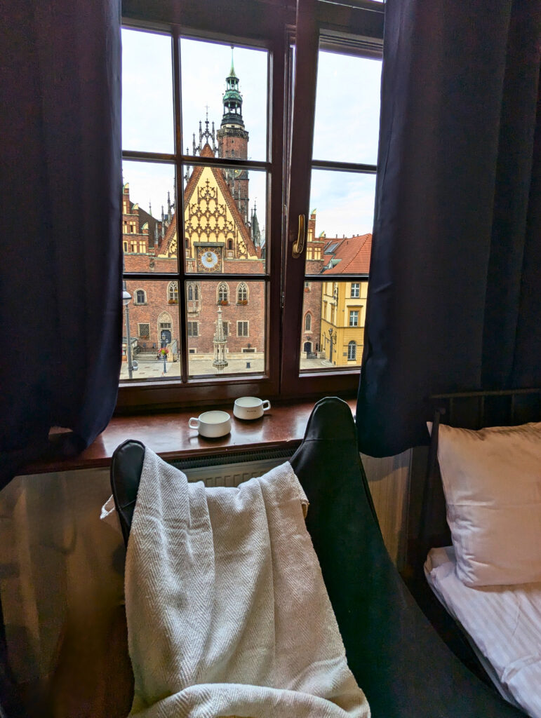 Ratusz we Wrocławiu widziany z okna pokoju 4-osobowego