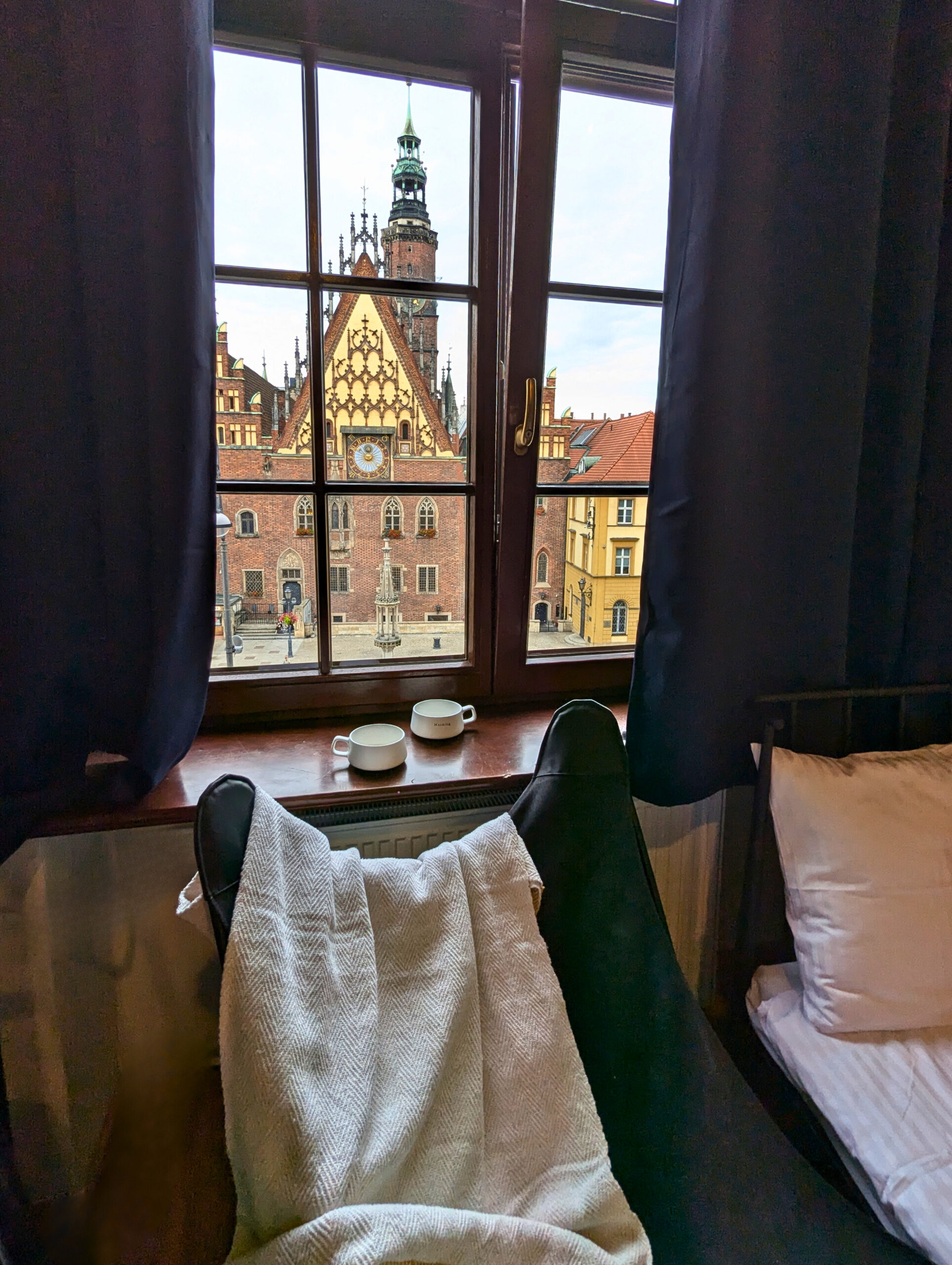 Ratusz we Wrocławiu widziany z okna pokoju 4-osobowego