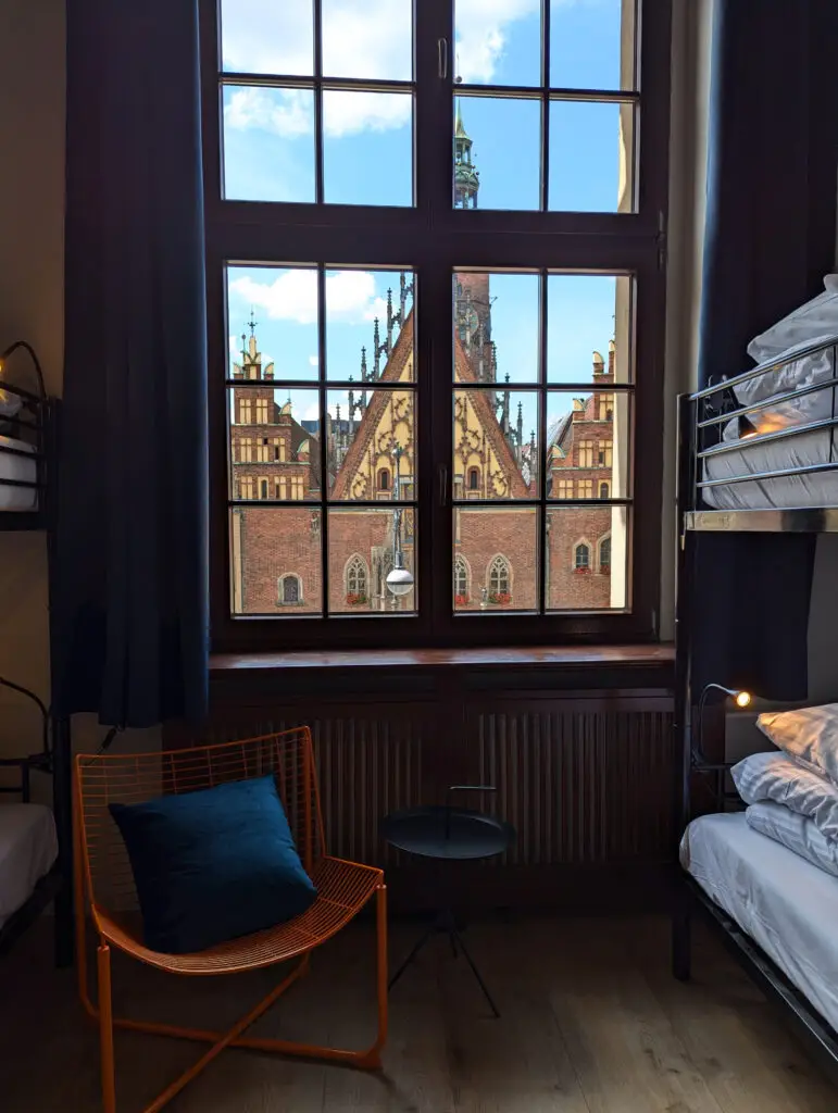 Widok na Rynek Główny we Wrocławiu – z okna hostelu Rynek 30