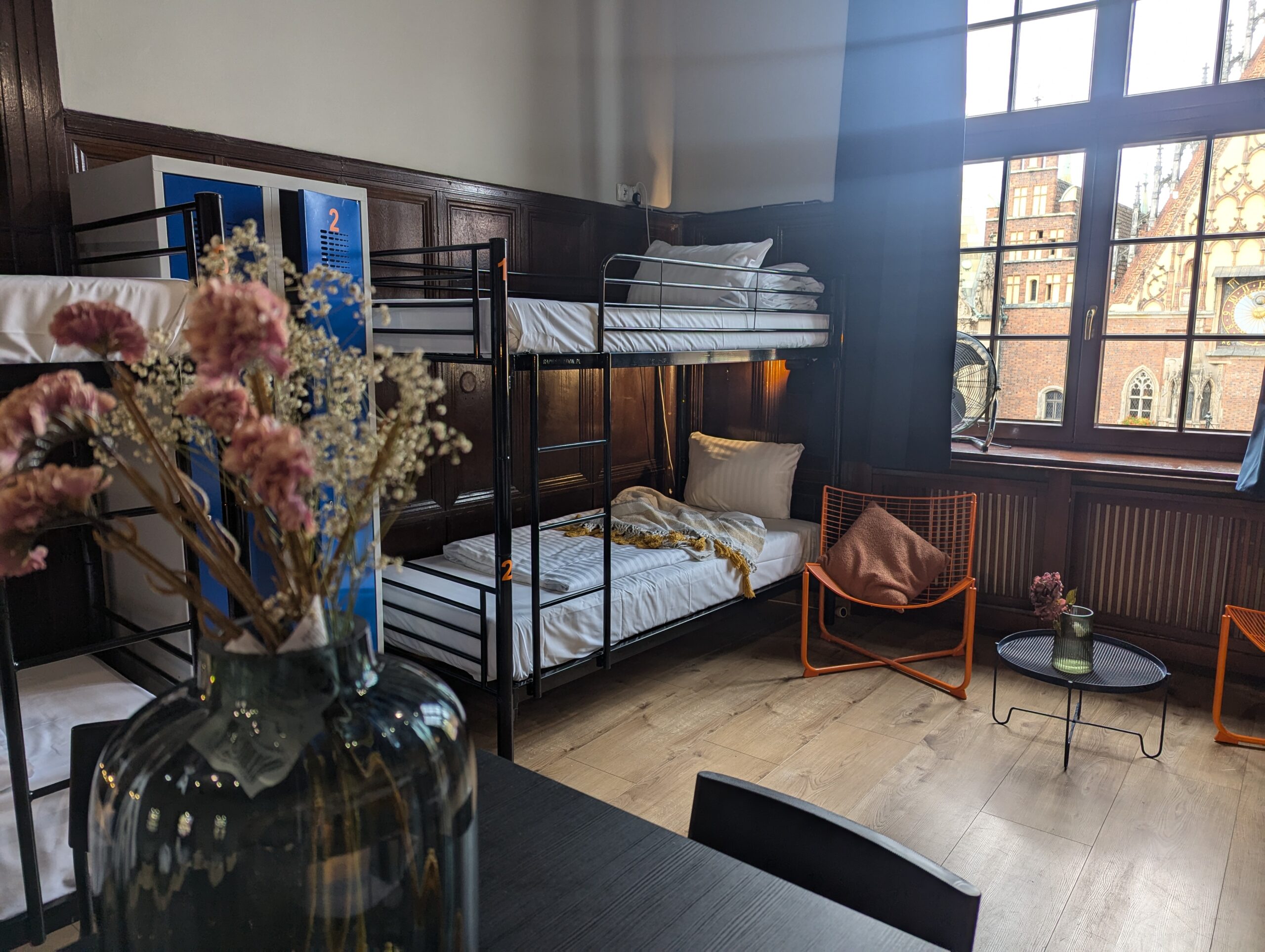 Męskie dormitorium 8-osobowe z łóżkami piętrowymi w hostelu Rynek 30