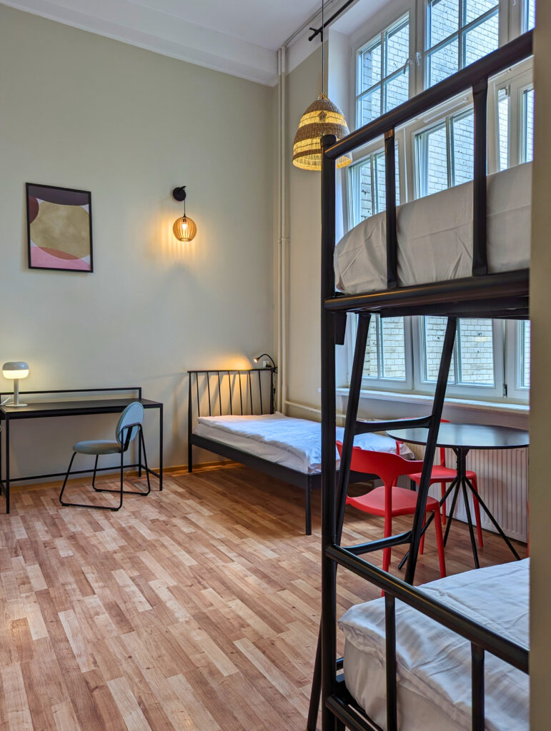 Pokój 4-osobowy z widokiem na patio w hostelu Rynek 30