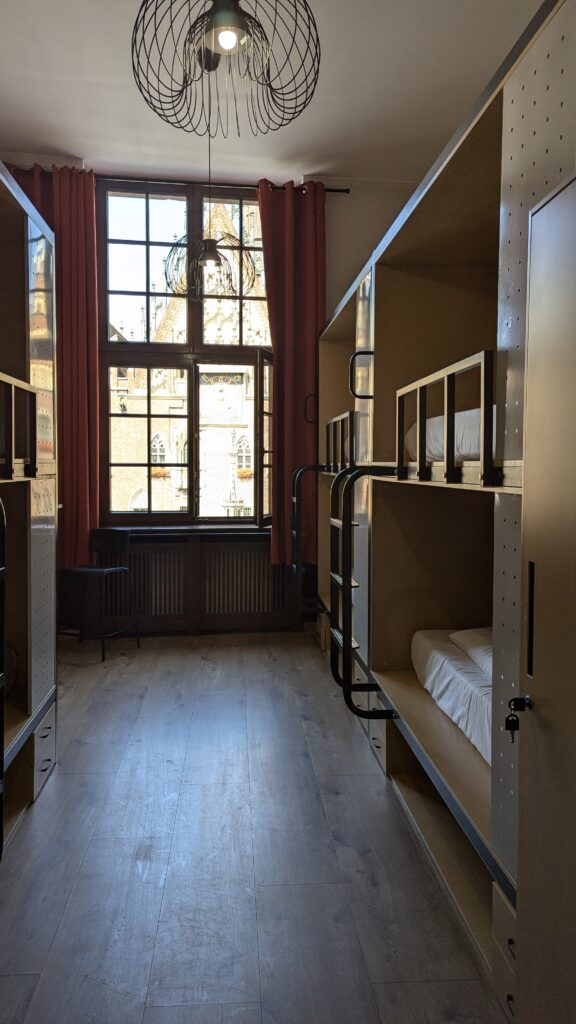 Żeńskie dormitorium 6-osobowe w Rynek 30 Hostel z widokiem na wrocławski Rynek i Ratusz