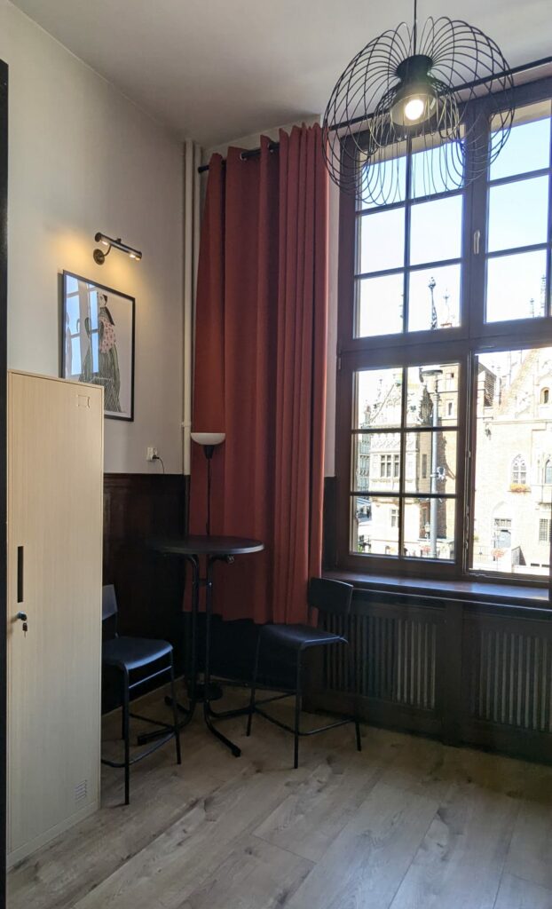 Żeńskie dormitorium 6-osobowe w Rynek 30 Hostel z widokiem na wrocławski Rynek i Ratusz