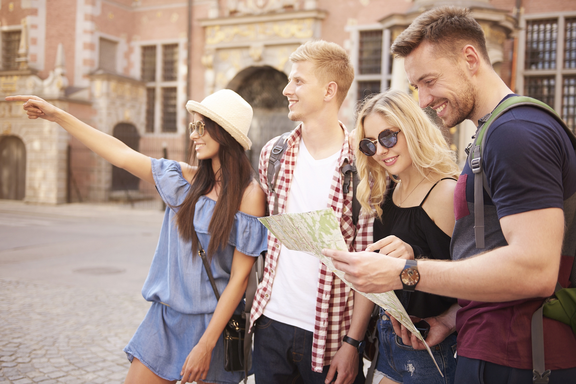 Grupa młodych turystów zwiedzających Wrocław – idealna oferta noclegów dla grup w Rynek 30 Hostel